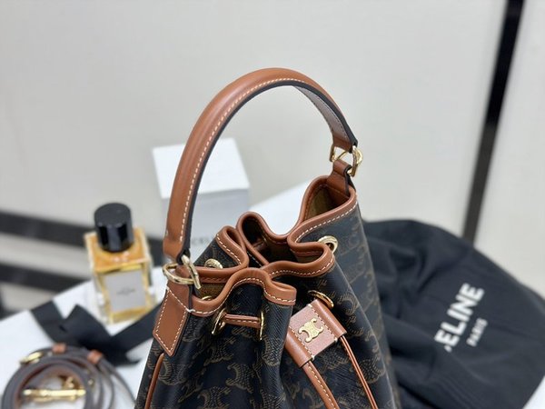 셀린느 클라라백 트리옹프 캔버스 & 카프스킨 탠 [매장가 305만원대]