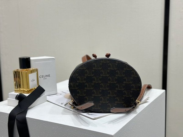 셀린느 보니 백팩 트리옹프 캔버스 & 카프스킨 [매장가 365만원대]