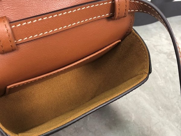 셀린느 미니 클로드 트리옹프 캔버스 & 카프스킨 탠 [매장가 185만원대]