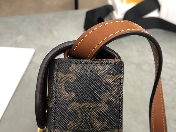 셀린느 미니 클로드 트리옹프 캔버스 & 카프스킨 탠 [매장가 185만원대]