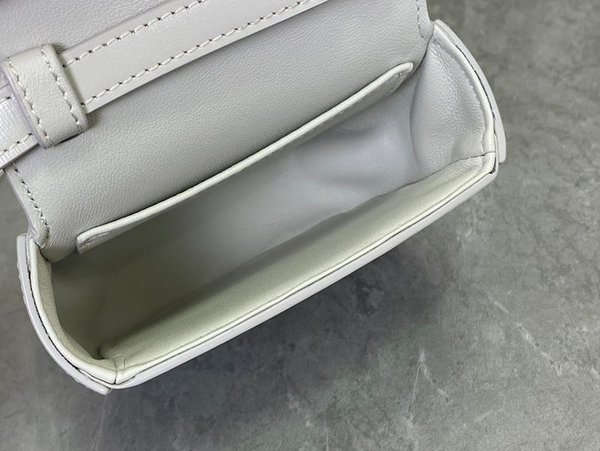 셀린느 미니 클로드 샤이니 카프스킨 화이트 [매장가 185만원대]