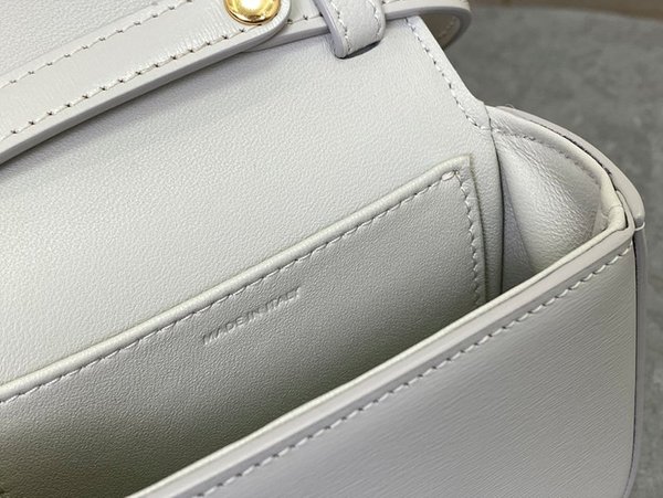 셀린느 미니 클로드 샤이니 카프스킨 화이트 [매장가 185만원대]