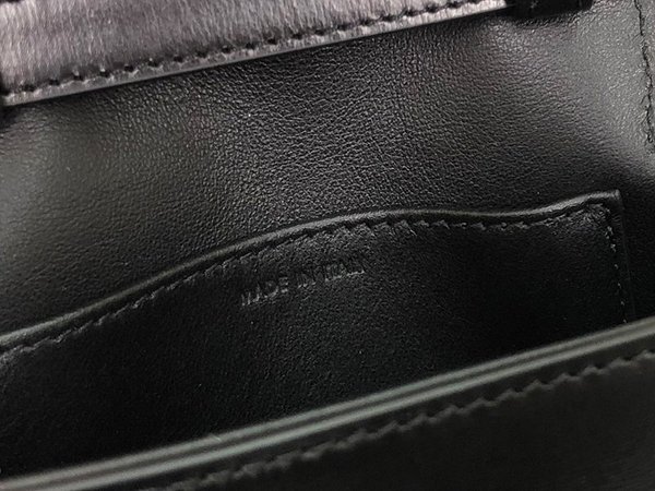 셀린느 미니 클로드 샤이니 카프스킨 블랙 [매장가 185만원대]