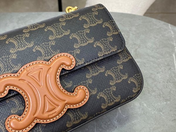 셀린느 퀴르 트리오페 골드체인 숄더백 트리오페 캔버스 & 카프스킨 탠 [매장가 425만원대]