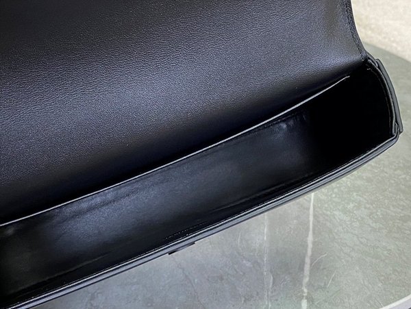 셀린느 퀴르 트리오페 골드체인 숄더백 샤이니 카프스킨 [매장가 425만원대]