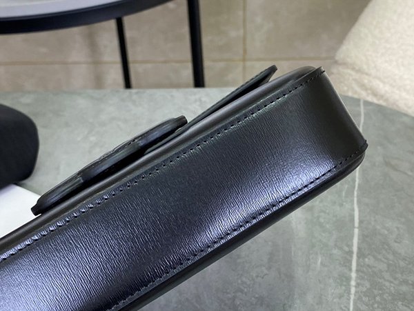 셀린느 퀴르 트리오페 골드체인 숄더백 샤이니 카프스킨 [매장가 425만원대]