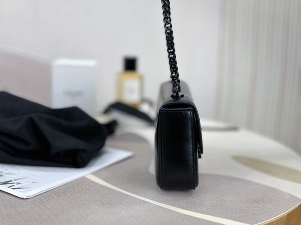 셀린느 클로드 체인 숄더백 샤이니 카프스킨 블랙 [매장가 425만원대]