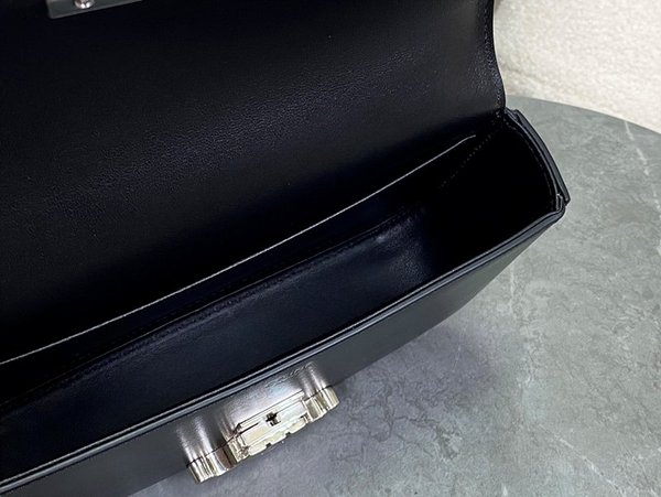 셀린느 클로드 체인 숄더백 샤이니 카프스킨 블랙 [매장가 425만원대]