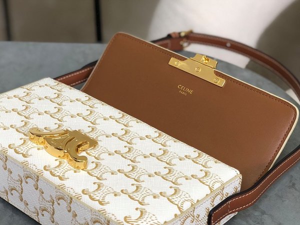 셀린느 클로드 숄더백 트리옹프 캔버스 & 카프스킨 화이트 [매장가 405만원대]