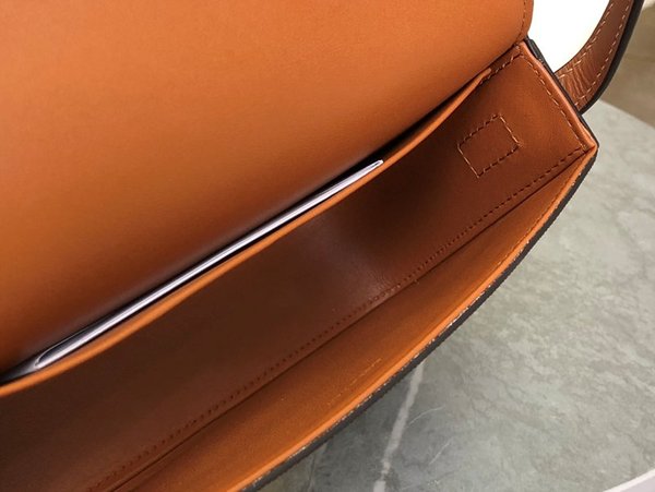 셀린느 클로드 숄더백 트리옹프 캔버스 & 카프스킨 텐 [매장가 405만원대]