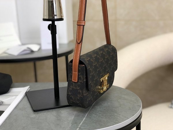 셀린느 클로드 숄더백 트리옹프 캔버스 & 카프스킨 텐 [매장가 405만원대]