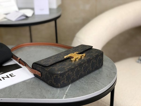 셀린느 클로드 숄더백 트리옹프 캔버스 & 카프스킨 텐 [매장가 405만원대]