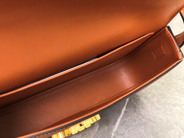 셀린느 클로드 숄더백 내추럴 카프스킨 탠 [매장가 405만원대]