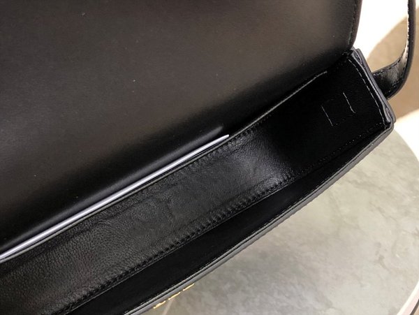 셀린느 클로드 숄더백 샤이니 카프스킨 블랙 [매장가 405만원대]