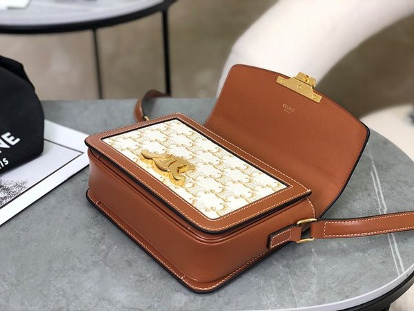 셀린느 틴 트리옹프 백 트리옹프 캔버스 & 카프스킨 화이트 [매장가 500만원대]