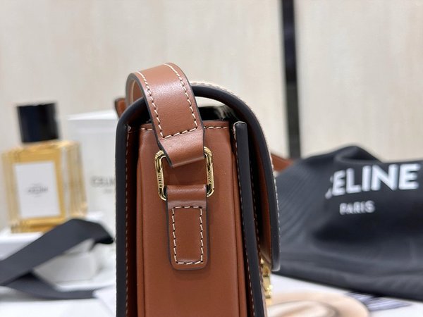 셀린느 틴 트리옹프 백 텍스타일 & 카프스킨 내추럴 탠 [매장가 530만원대