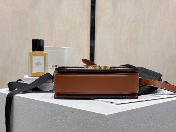 셀린느 틴 트리옹프 백 텍스타일 & 카프스킨 내추럴 탠 [매장가 530만원대