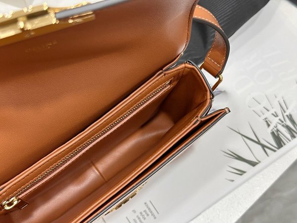 셀린느 틴 트리옹프 백 텍스타일 & 카프스킨 내추럴 탠 [매장가 530만원대