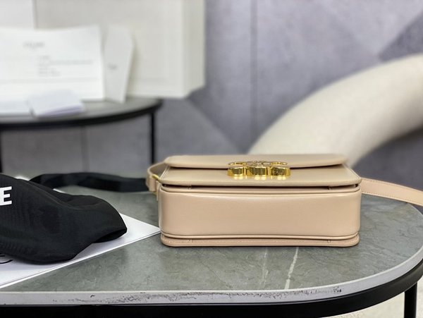 셀린느 틴 트리옹프 백 샤이니 카프스킨 사파리 [매장가 540만원대]