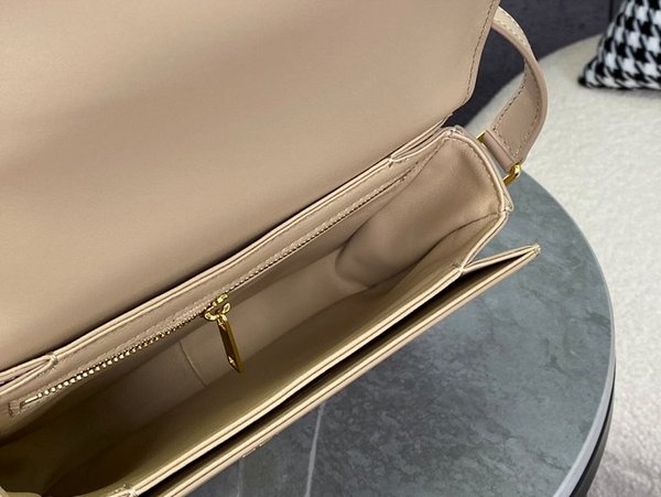 셀린느 틴 트리옹프 백 샤이니 카프스킨 사파리 [매장가 540만원대]