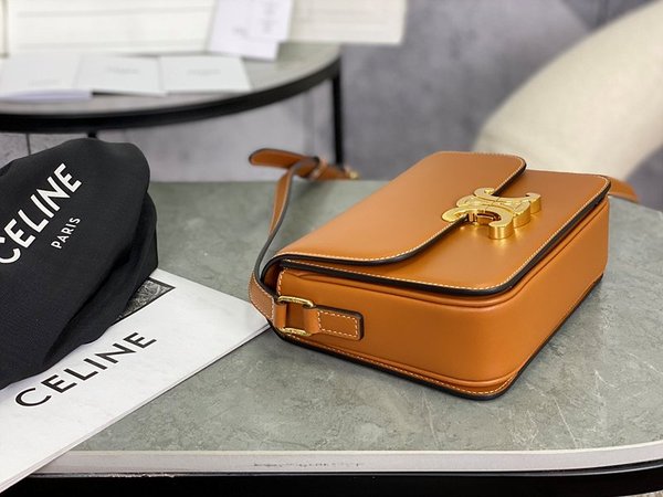 셀린느 틴 트리옹프 백 내추럴 카프스킨 탠 [매장가 540만원대]