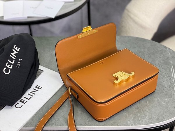 셀린느 틴 트리옹프 백 내추럴 카프스킨 탠 [매장가 540만원대]