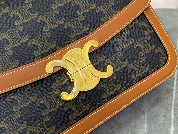 셀린느 클래식 트리옹프 캔버스 & 카프스킨 탠 [매장가 570만원대]