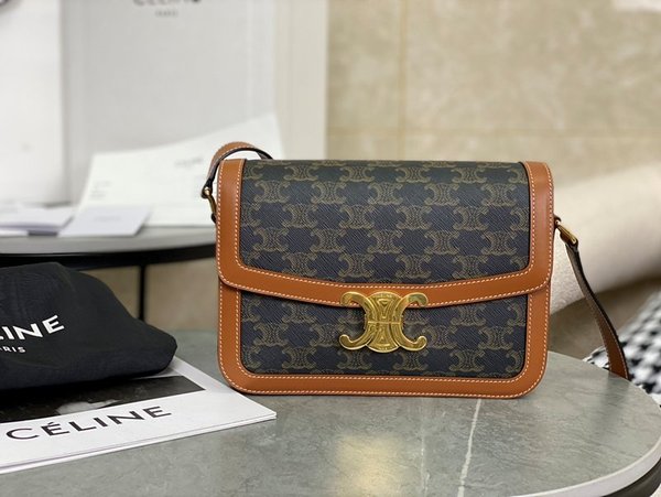 셀린느 클래식 트리옹프 캔버스 & 카프스킨 탠 [매장가 570만원대]