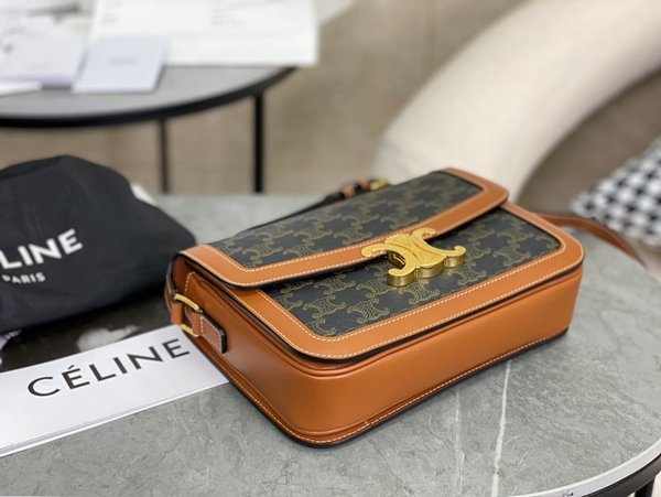 셀린느 클래식 트리옹프 캔버스 & 카프스킨 탠 [매장가 570만원대]