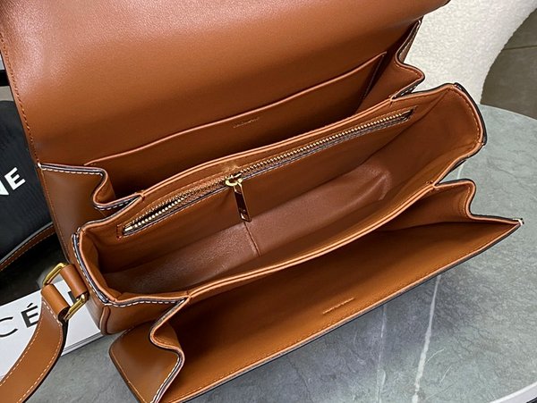 셀린느 클래식 트리옹프 캔버스 & 카프스킨 탠 [매장가 570만원대]