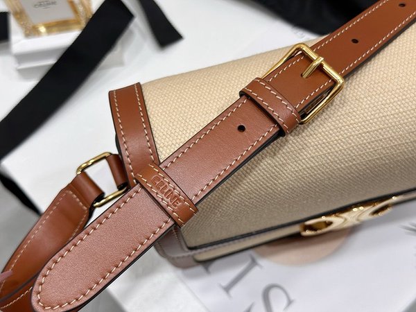 셀린느 클래식 트리옹프 백 텍스타일 & 카프스킨 내추럴 탠 [매장가 570만원대