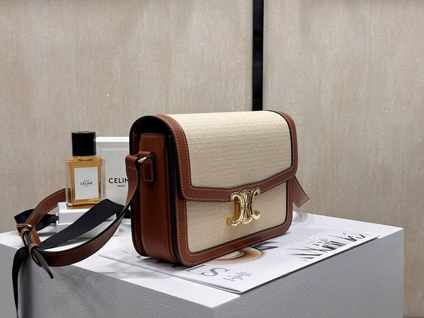 셀린느 클래식 트리옹프 백 텍스타일 & 카프스킨 내추럴 탠 [매장가 570만원대