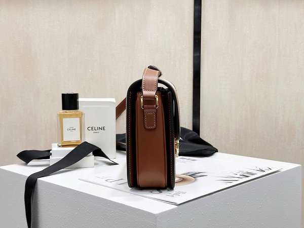 셀린느 클래식 트리옹프 백 텍스타일 & 카프스킨 내추럴 탠 [매장가 570만원대