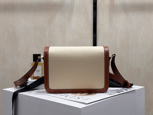 셀린느 클래식 트리옹프 백 텍스타일 & 카프스킨 내추럴 탠 [매장가 570만원대