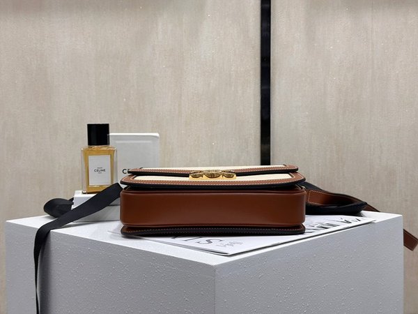 셀린느 클래식 트리옹프 백 텍스타일 & 카프스킨 내추럴 탠 [매장가 570만원대