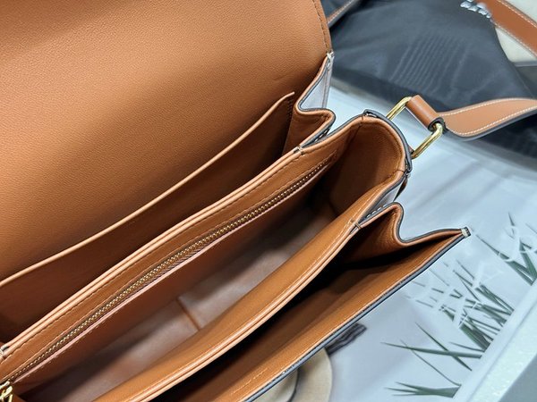 셀린느 클래식 트리옹프 백 텍스타일 & 카프스킨 내추럴 탠 [매장가 570만원대