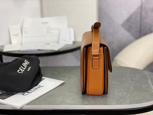 셀린느 클래식 트리옹프 내추럴 카프스킨 탠 [매장가 570만원대]