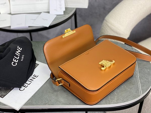 셀린느 클래식 트리옹프 내추럴 카프스킨 탠 [매장가 570만원대]