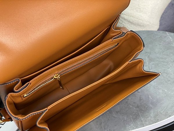 셀린느 클래식 트리옹프 내추럴 카프스킨 탠 [매장가 570만원대]