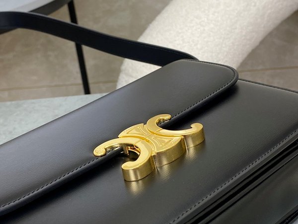 셀린느 클래식 트리옹프 샤이니 카프스킨 블랙 [매장가 570만원대]