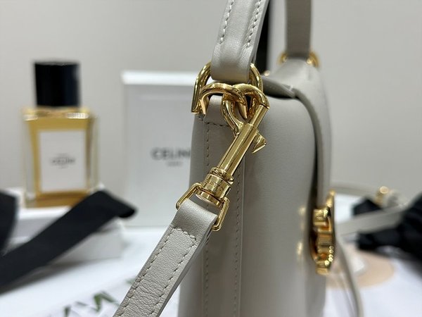 셀린느 미니 트리옹프 버킷백 샤이니 카프스킨 화이트 [매장가 350만원대]