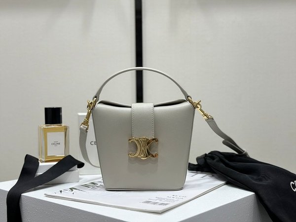 셀린느 미니 트리옹프 버킷백 샤이니 카프스킨 화이트 [매장가 350만원대]