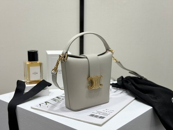 셀린느 미니 트리옹프 버킷백 샤이니 카프스킨 화이트 [매장가 350만원대]