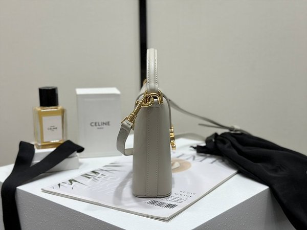 셀린느 미니 트리옹프 버킷백 샤이니 카프스킨 화이트 [매장가 350만원대]