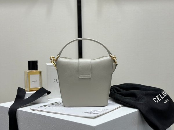 셀린느 미니 트리옹프 버킷백 샤이니 카프스킨 화이트 [매장가 350만원대]