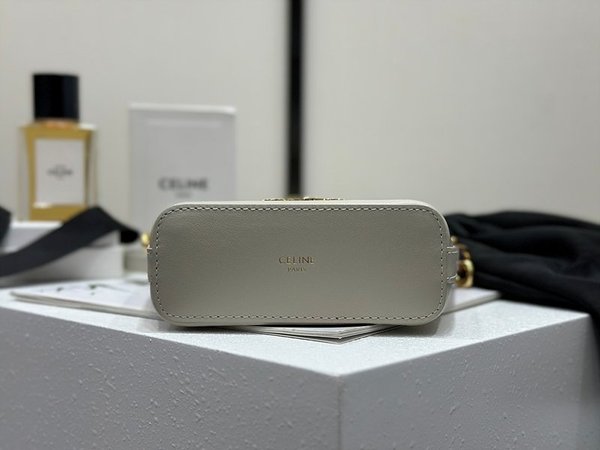 셀린느 미니 트리옹프 버킷백 샤이니 카프스킨 화이트 [매장가 350만원대]