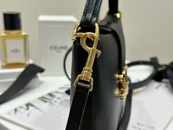 셀린느 미니 트리옹프 버킷백 샤이니 카프스킨 블랙 [매장가 350만원대]