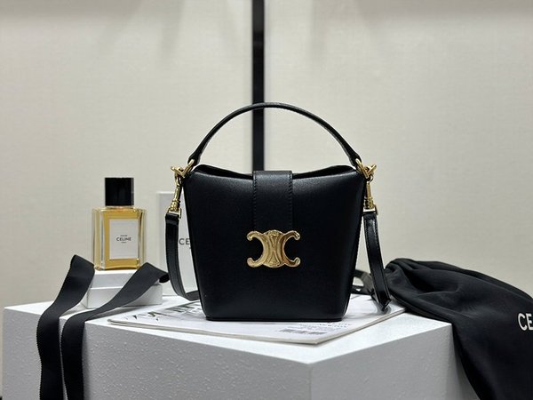 셀린느 미니 트리옹프 버킷백 샤이니 카프스킨 블랙 [매장가 350만원대]