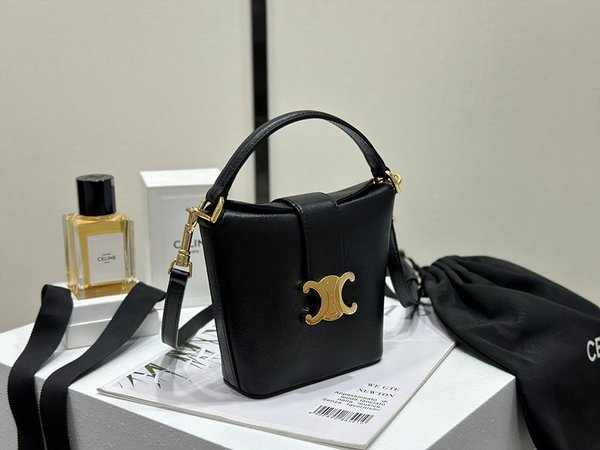 셀린느 미니 트리옹프 버킷백 샤이니 카프스킨 블랙 [매장가 350만원대]