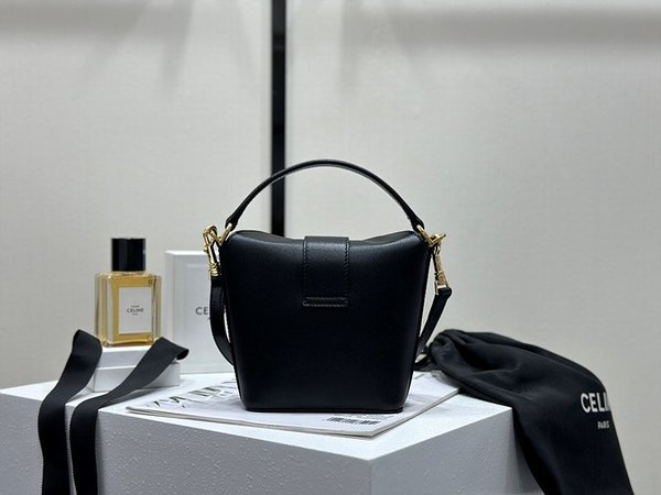 셀린느 미니 트리옹프 버킷백 샤이니 카프스킨 블랙 [매장가 350만원대]